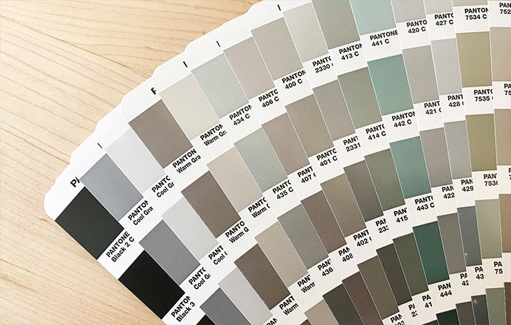 DETRÁS DEL DISEÑO: NEGRO SIGILOSO Y GRIS ÁRTICO