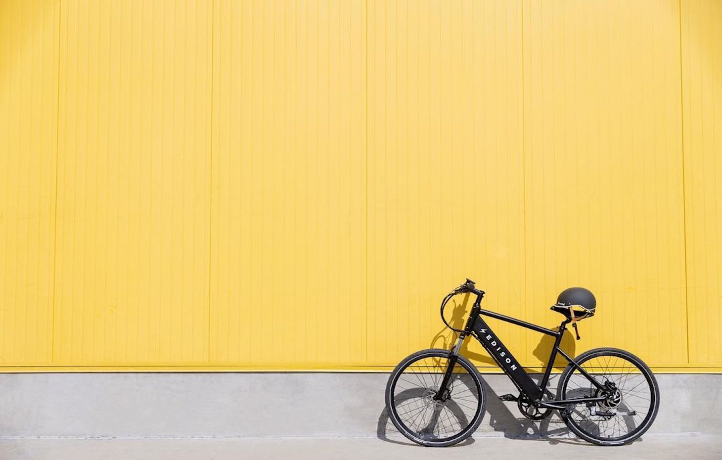 ZWARTE FIETS HELMEN ZIJN ALLESBEHALVE BASIS